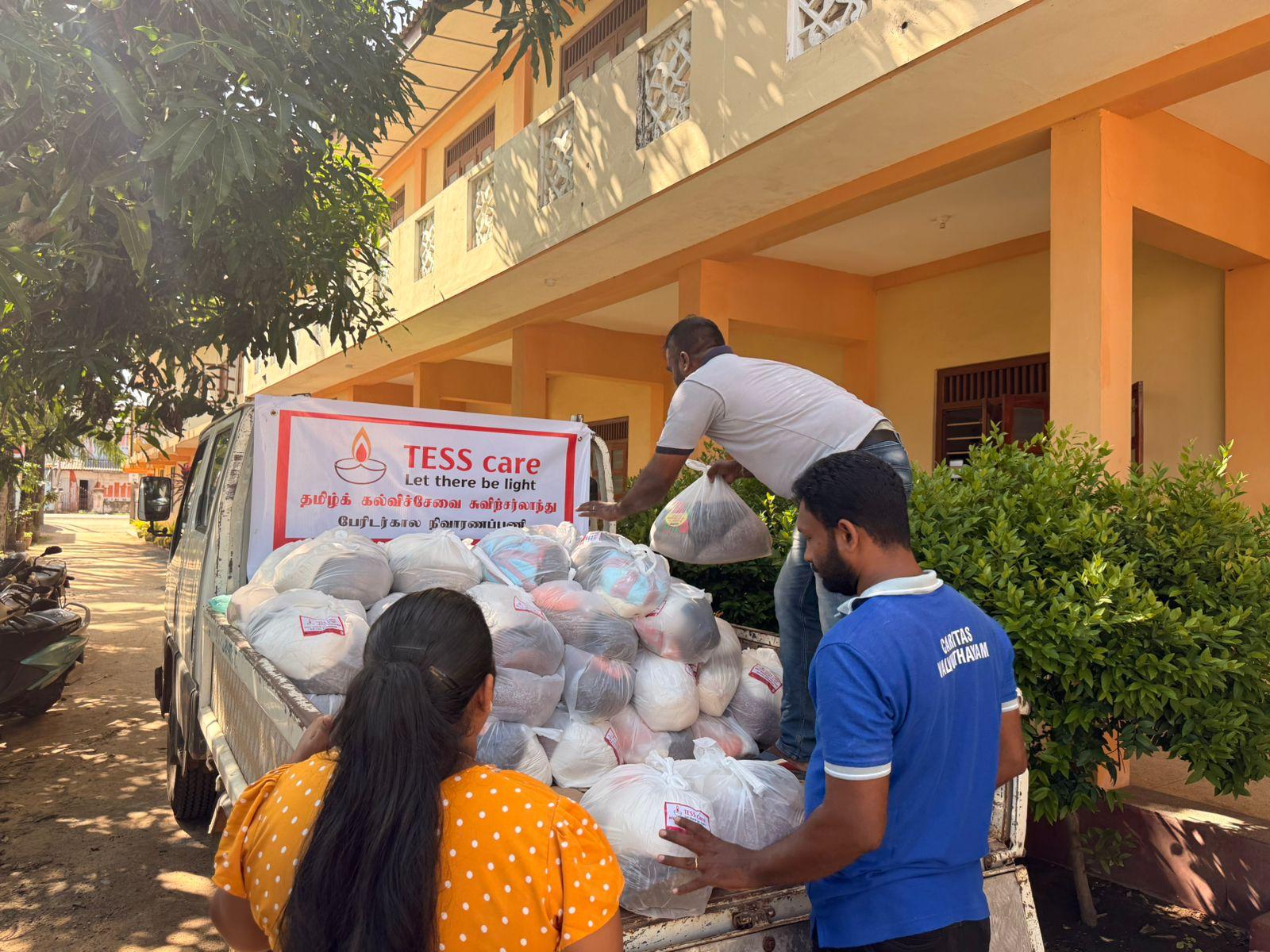Volunteers delivering food